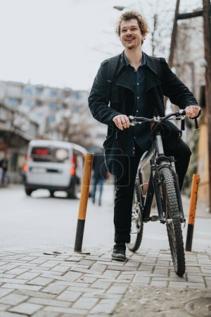 Ein Geschäftsmann mit Fahrrad steht an einer Straße in der Stadt und steht für umweltfreundliches Pendeln.