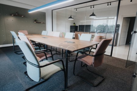 Salle de réunion d'affaires contemporaine avec une grande table en bois, des chaises multicolores et un décor de bon goût parfait pour les discussions d'entreprise.