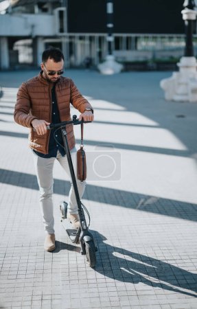 Ein stilvoller Mann auf einem Elektroroller an einem sonnigen Tag in der Stadt, der urbane Mobilität und Lebensstil darstellt.
