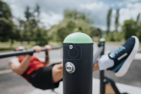 Les amateurs de sport concentrés s'engagent dans un entraînement de fitness sur des équipements modernes dans un parc urbain pittoresque, mettant l'accent sur une séance d'entraînement en plein air saine.