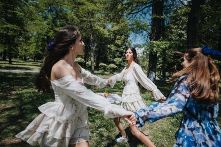 Glückliche Schwestern genießen einen Tanz im Freien, umgeben von Bäumen in einem Park. Sie drücken Freude und Zusammengehörigkeit in der Natur aus.