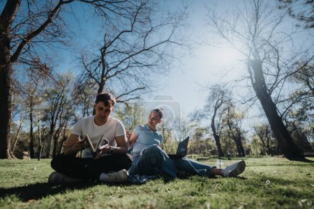 Outdoor-Lernstunde mit Oberstufenschülern, die an einem Gruppenprojekt in einem sonnigen Campus-Park arbeiten