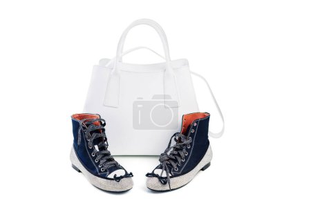 Foto de White modern woman bag with fashion boots with rhinstones isolatd on a white background. Image bag and shoes closeup - Imagen libre de derechos