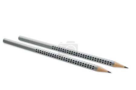 Téléchargez les photos : Deux crayons en bois gris avec les gouttes de caoutchouc isolées sur un fond blanc. Coupure de passe. Netteté à travers le sujet - en image libre de droit