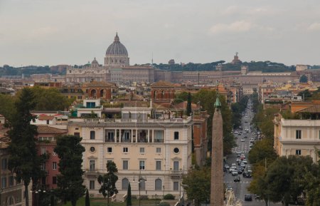 Foto de ROMA, ITALIA - 1 DE OCTUBRE DE 2022: Vista panorámica de la Basílica de San Pedro en el Vaticano desde Pincio Terrace, Roma, Lazio, Italia - Imagen libre de derechos