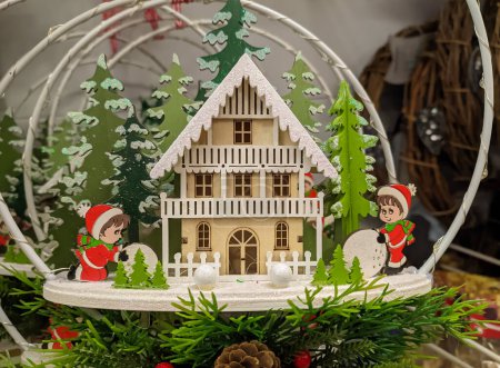 Téléchargez les photos : Fermer la maison de décoration de Noël au marché de Noël de Bolzano - en image libre de droit