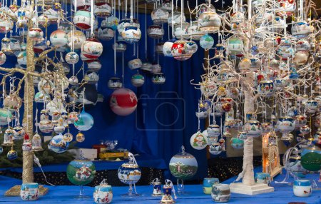 Foto de BRESSANONE, ITALIA - 31 DE DICIEMBRE DE 2022: Primer plano de las bolas de Navidad en el tradicional mercado navideño de Bressanone en el Tirol del Sur, Alto Adigio, Italia - Imagen libre de derechos