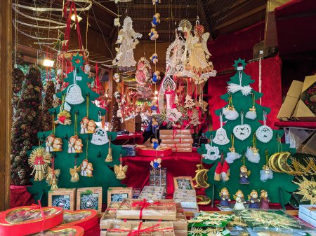 Foto de BRESSANONE, ITALY - DECEMBER 31, 2022: Beautiful decorations at the traditional christmas market of Bressanone in Italy during christmas time - Imagen libre de derechos
