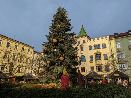 Foto de BRESSANONE, ITALY - DECEMBER 31, 2022: View of typical Bressanone Christmas market in the morning. Trentino Alto Adige, northern Italy - Imagen libre de derechos