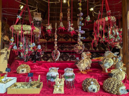 Foto de BRESSANONE, ITALY - DECEMBER 31, 2022: Close up of decoration at the traditional christmas market of Bressanone in South Tyrol, Italy - Imagen libre de derechos