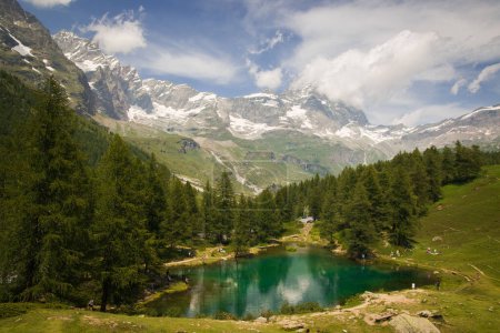 Téléchargez les photos : Panoramic view of idyllic alpine lake with matterhorn mount in the backgrond in Aosta Valley, Italy - en image libre de droit