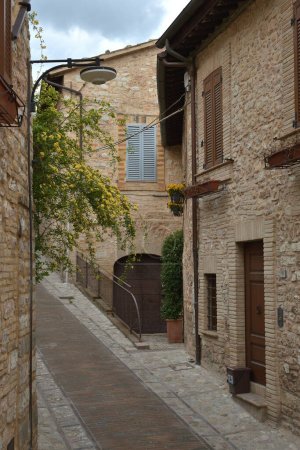 Téléchargez les photos : Rue étroite dans la petite ville de Spello, région Ombrie, Italie - en image libre de droit