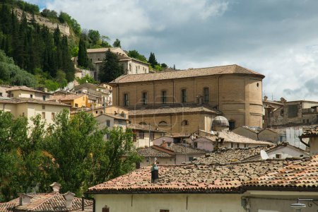 Téléchargez les photos : Vue panoramique du centre historique de la ville de Fossombrone dans la région des Marches Italie - en image libre de droit