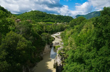 Téléchargez les photos : Vue panoramique du canyon Marmitte dei Giganti, de la rivière Metauro et de la forêt verte dans la région des Marches près de Fossombrone, Italie - en image libre de droit