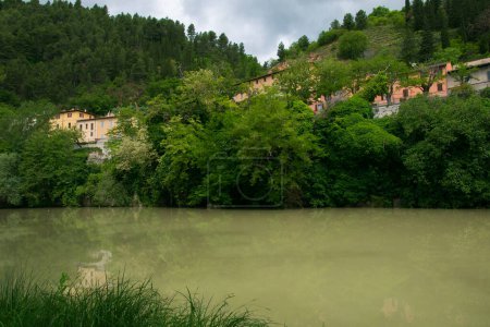 Téléchargez les photos : Vue panoramique de la ville de Fossombrone odl sur la rive du ruisseau Metauro dans la région des Marches Italie - en image libre de droit