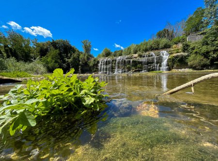 Téléchargez les photos : Vue panoramique de la cascade de Sasso (Cascata del Sasso) à Sant'Angelo dans le Vado, région des Marches, Italie - en image libre de droit