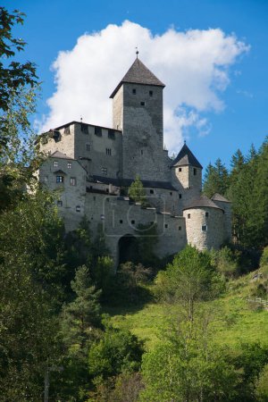Téléchargez les photos : Vue du château de Taufers à Campo Tures. Valle Aurina près de Brunico, Alto Adige, Italie - en image libre de droit