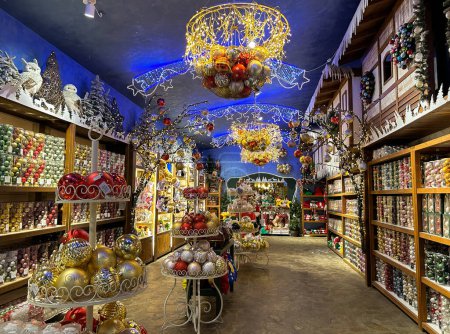 Foto de VETRALLA, ITALIA - 19 DE SEPTIEMBRE DE 2023: Un hermoso interior de la tienda de Navidad con muchas decoraciones en Vetralla, Italia - Imagen libre de derechos