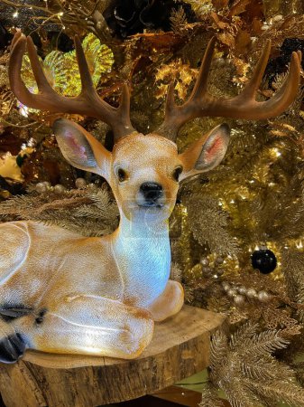 Foto de Primer plano de la decoración de ciervos frente al árbol de Navidad - Imagen libre de derechos