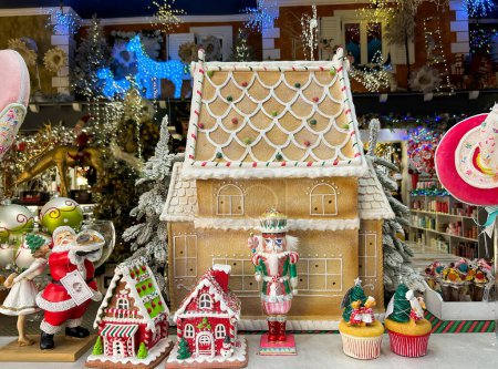 Foto de VETRALLA, ITALIA-SEPTIEMBRE 19, 2023: Acercamiento de hermosas casas en el interior de la tienda de Navidad en Vetralla, Lazio - Imagen libre de derechos