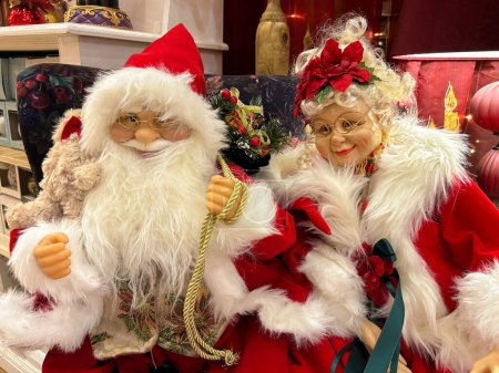 Foto de VETRALLA, ITALIA - 19 DE SEPTIEMBRE DE 2023: Acercamiento de Santa Claus con su esposa en el interior de la tienda de Navidad en Lazio, Italia - Imagen libre de derechos