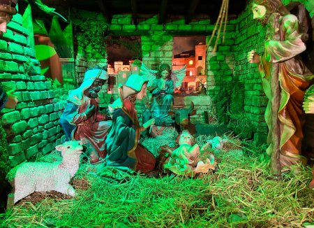 Téléchargez les photos : Scène de la Nativité. Manger de Noël scène avec figurines nouveau-né Jésus, Marie, Joseph, moutons et ânes. Humeur magique à l'avènement - en image libre de droit