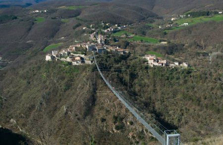 Vista del puente tibetano une Sellano, uno de los pueblos medievales más bellos de Italia, a la aldea de Montesanto, con un emocionante cruce suspendido en el aire