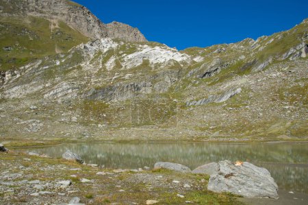 Un petit lac au pied du refuge Giogo Lungo dans les Alpes de Valle Aurina, Italie