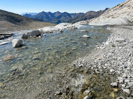 Vue de la rivière alpine avec eau cristalline dans la célèbre Alta Via di Neves, Alto Adige, Italie