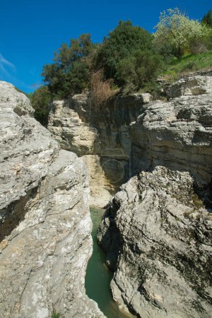 Téléchargez les photos : Vue printanière du canyon Marmitte dei Giganti, de la rivière Metauro et de la gorge. Fossombrone, Urbino et Pesaro, Région des Marches, Italie, Europe - en image libre de droit