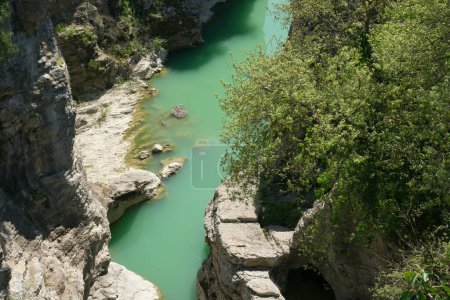 Téléchargez les photos : Vue aérienne de la section de la rivière Metauro nommée Marmitte dei Giganti près de Fossombrone dans la région des Marches, Italie - en image libre de droit