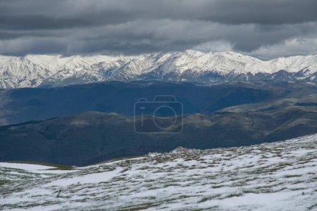 Blick auf die schneebedeckten Monti della Laga in den Abruzzen, Italien