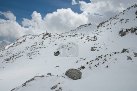 Blick auf schneebedeckte Berge und blauen Himmel