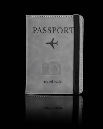 Foto de Cubierta de pasaporte hecha de material decorativo con banda elástica de pasaporte sobre fondo negro con reflejo - Imagen libre de derechos