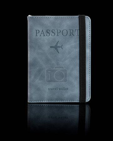 Foto de Cubierta de pasaporte hecha de material decorativo con banda elástica de pasaporte sobre fondo negro con reflejo - Imagen libre de derechos