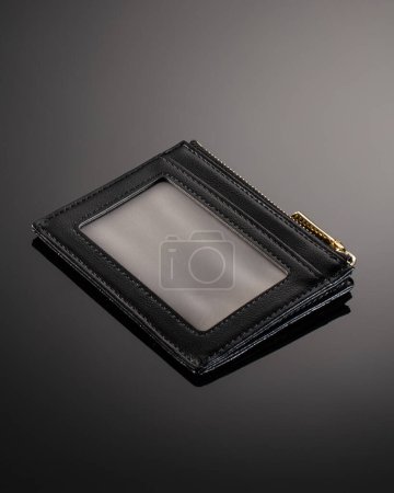 Téléchargez les photos : Portefeuille porte-cartes de visite pour femme avec matériel en or sur fond noir - en image libre de droit