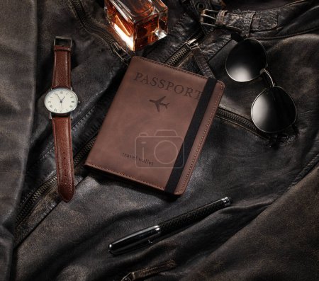 Foto de Composición de pasaporte, reloj, gafas, billetera, accesorios para hombre, perfume y bolígrafo acostado en la chaqueta de hombre. Plantilla concepto publicidad - Imagen libre de derechos