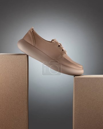 Foto de Zapatillas de deporte zapatos en gris y madera foto de fondo para publicidad y póster - Imagen libre de derechos