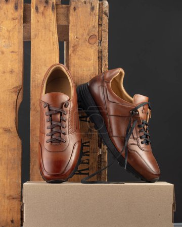 Foto de Cómodos zapatos de cuero marrón confiables en estilo retro casual - Imagen libre de derechos