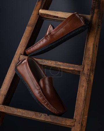 Téléchargez les photos : Chaussures confortables en cuir marron dans un style rétro décontracté - en image libre de droit