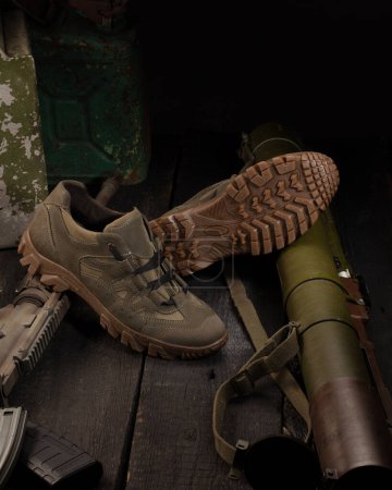 Foto de Zapatos militares prácticos modernos con accesorios militares. Cartel publicitario - Imagen libre de derechos