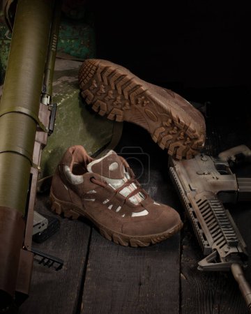 Foto de Zapatos militares prácticos modernos con accesorios militares. Cartel publicitario - Imagen libre de derechos
