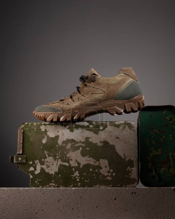 Téléchargez les photos : Chaussures militaires pratiques modernes avec accessoires militaires. Affiche publicitaire - en image libre de droit