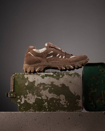 Téléchargez les photos : Chaussures militaires pratiques modernes avec accessoires militaires. Affiche publicitaire - en image libre de droit