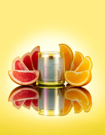 Téléchargez les photos : Bougie parfumée intérieure avec divers ingrédients sur un fond bleu oranges de pamplemousse - en image libre de droit