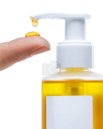Téléchargez les photos : Bocaux d'huile liquide pour maquillage, lavage et démaquillant. Modèle d'étiquette vierge pour la conception - en image libre de droit