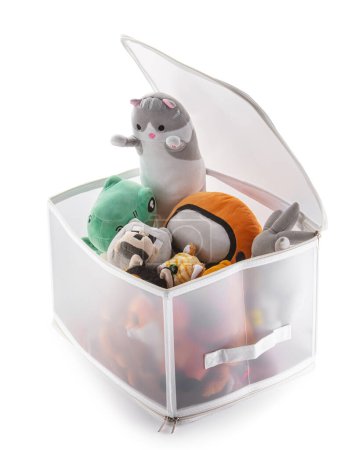Foto de Estuche de almacenamiento de juguetes de plástico translúcido lleno de varios animales de peluche, con tapa abierta conveniente, cremalleras y asas, aislado en blanco. Accesorio interior funcional para organizar el espacio - Imagen libre de derechos