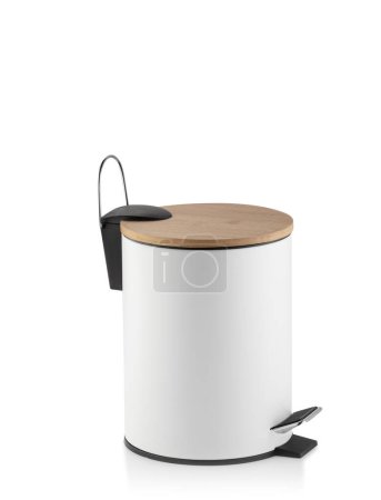 Téléchargez les photos : Poubelle de toilette blanche minimaliste avec poignée en métal et plateau en bois pour salle de bain avec touche d'élégance. Accessoire élégant pour un design d'intérieur moderne, alliant fonctionnalité et esthétique - en image libre de droit