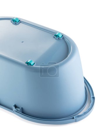 Versátil cubo de plástico ovalado azul sobre ruedas, equipado con cómodas asas de transporte para facilitar la movilidad, ideal para tareas de limpieza y utilidad eficientes, aislado sobre fondo blanco