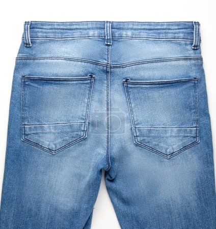 Unetikettierte hellblaue Unisex-Jeans mit sanft getragenem Look und klassischen Fronttaschen lagen isoliert auf weißem Hintergrund. Konzept stilvoller und bequemer Kleidung für den Alltag